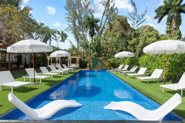 Pool-Miami-erotravel-helloween