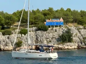 sibenik-kroatien-hafen-einfahrt
